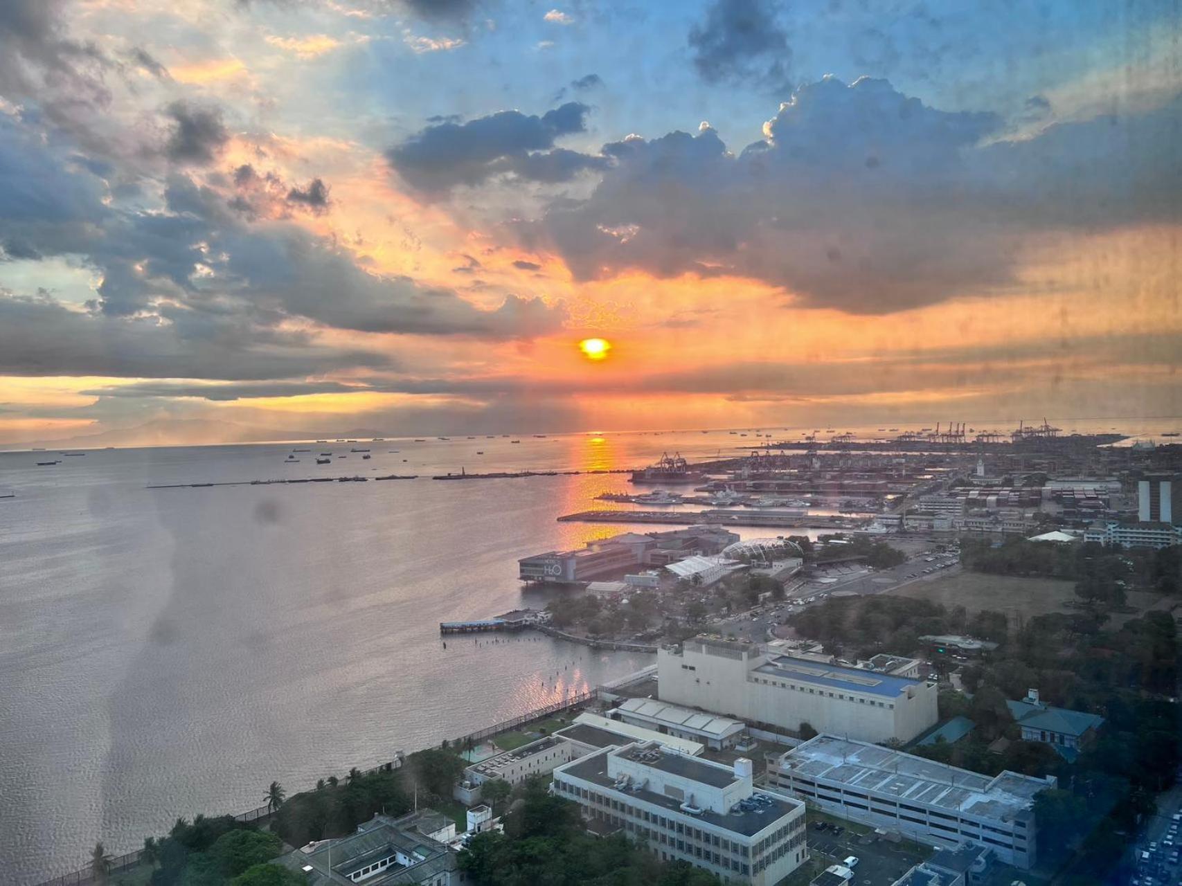 Dreamy Sunset Bay Aparthotel Manila Bagian luar foto